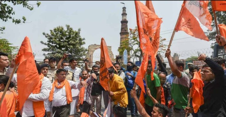 কুতুব মিনারের বাইরে বিক্ষোভ