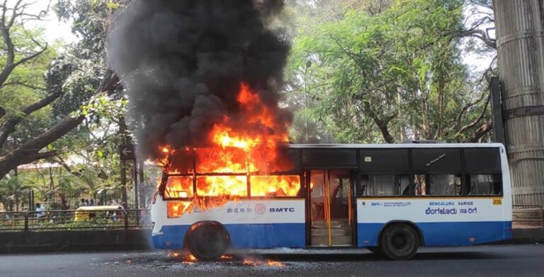 বৈষ্ণোদেবী তীর্থযাত্রীদের বহনকারী বাসে আগুন, মৃত 4