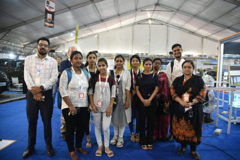 ABID এর মেগা প্রদর্শনীতে ছাত্ররা ফিউচারিস্টিক আর্ট ইনস্টলেশন স্থাপন করেছে