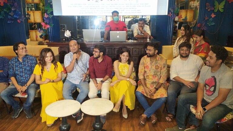 “কলকাতা চলন্তিকা” ছবির টিজার লঞ্চ অনুষ্ঠানে উপস্থিত ছবির তারকা থেকে পরিচালক