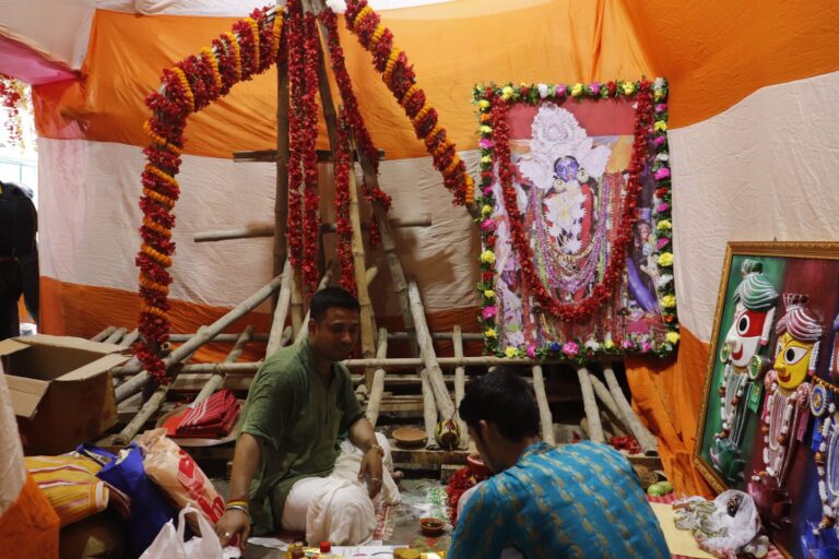 কাঠামো পুজোর মধ্য দিয়ে শুভ সূচনা হল নব যুবক সংঘ ফাটাকেষ্ট কালীপূজার