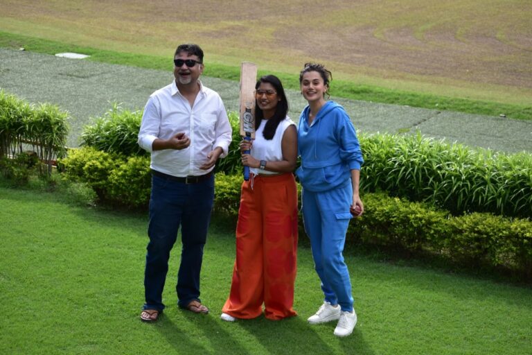 সৃজিত মুখার্জী পরিচালিত “Shabaash Mithu” ছবির প্রচারে অভিনেত্রী তাপসী পান্নু এবং ভারতীয় মহিলা ক্রিকেটার মিতালী রাজ কলকাতার ইডেন গার্ডেনে