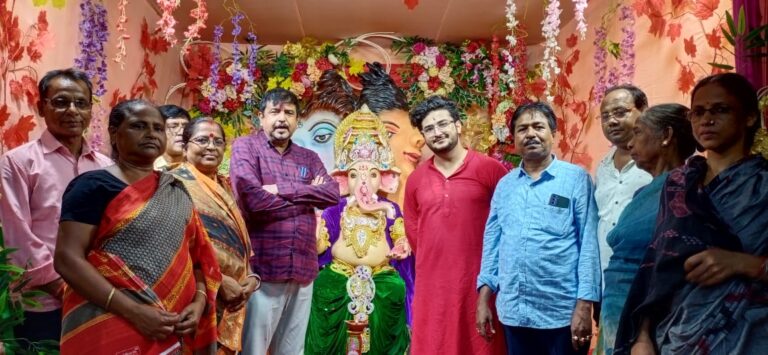 মহিলাদের হাতে তৈরি বিশেষ নাড়ু দিয়ে পূজিত হবে গ্রীণ পার্ক ব্লক বি-র মহিলাবৃন্দের গণেশ প্রতিমা