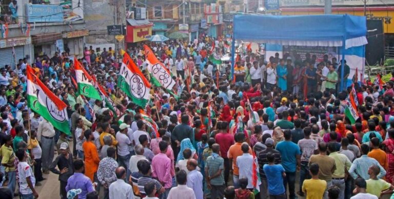 খাঁচাবন্দী তোতাপাখি নিয়ে ইডি, সিবিআই-এর বিরুদ্ধে বিক্ষোভ TMC ছাত্র শাখা