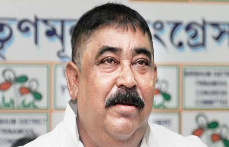 দিদি পাশে দাঁড়াতেই বেজায় খুশি কেষ্ট