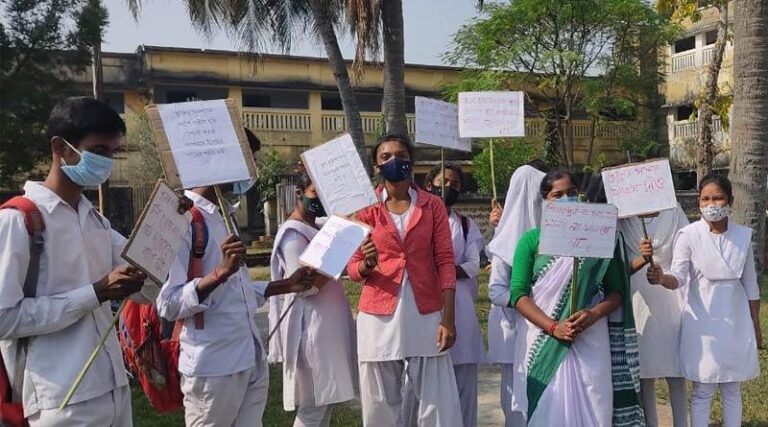 নীল সাদা ইউনিফর্ম বাতিলের দাবিতে আন্দোলনের পথে নামল কাঁথি হাইস্কুলের পড়ুয়ারা