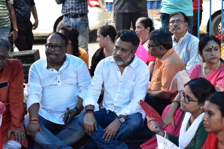 শিক্ষক দিবসে ২০১৬ সালের এসএসসি উত্তীর্ণ প্রার্থীদের ৫৪০ তম অবস্থান আন্দোলনের দিন পাশে দাঁড়াতে উপস্থিত বিজেপি নেতা রুদ্রনীল ঘোষ