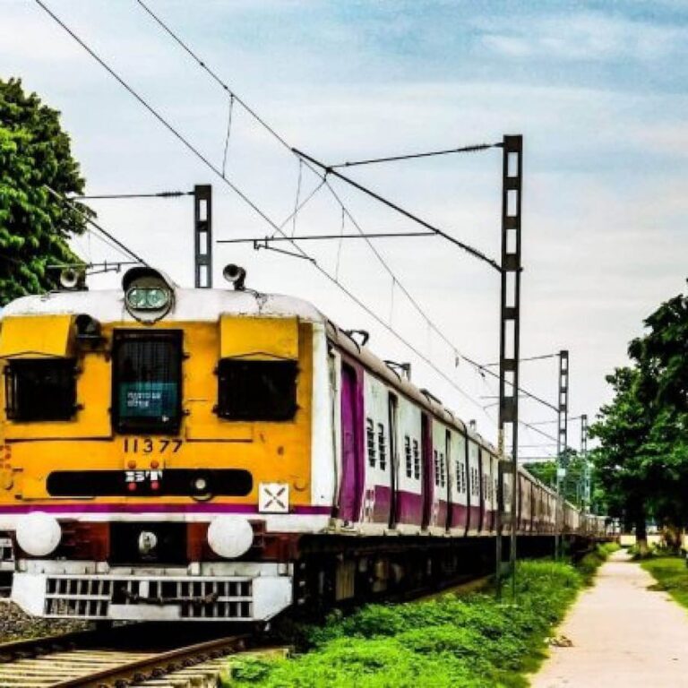 হাওড়া থেকে লোকাল ট্রেন বাতিলের কারনে দুর্ভোগের আশঙ্কায় নিত্যযাত্রীরা