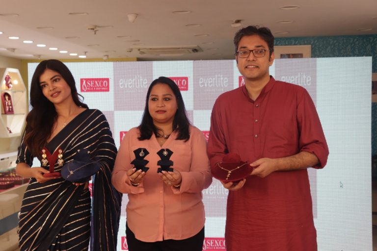 টলিউড তারকা মধুমিতা সরকার এভারলাইটের দুর্গা জুয়েলারি কালেকশন লঞ্চ করলেন