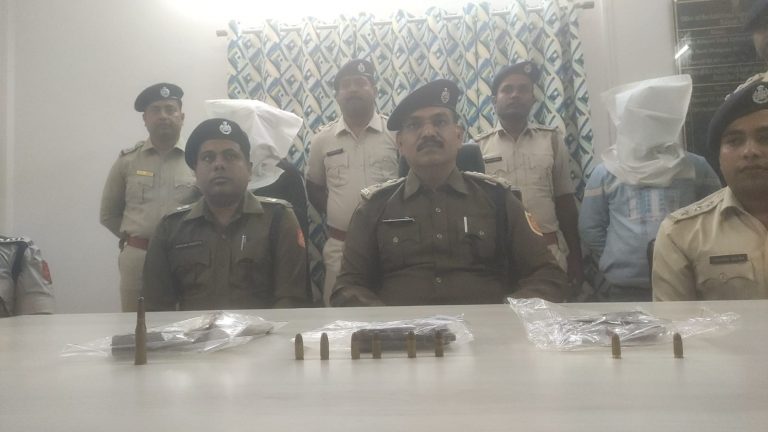 শান্তিপুর ও গাংনাপুর থানা এলাকা থেকে পুলিশ উদ্ধার করল আগ্নেয়াস্ত্র ও গুলি