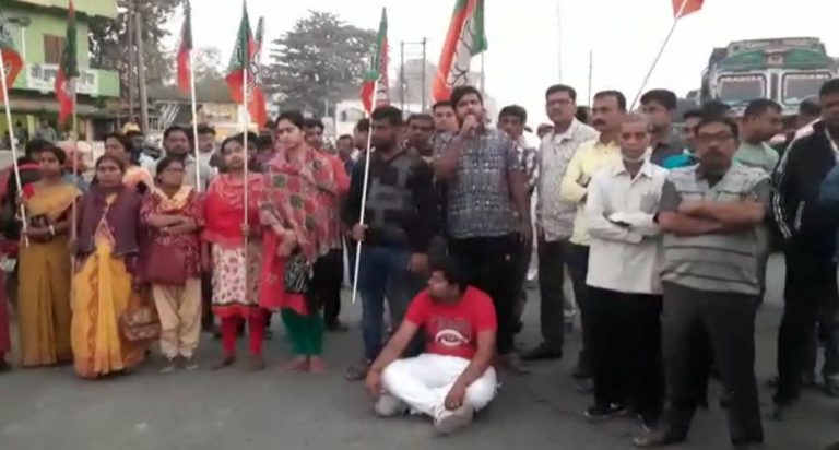 বিরোধী দলনেতা শুভেন্দু অধিকারীর জনসভায় যাওয়ার পথে বাধা দেওয়ার প্রতিবাদে বিজেপি কর্মী সমর্থকদের  জাতীয় সড়ক অবরোধ