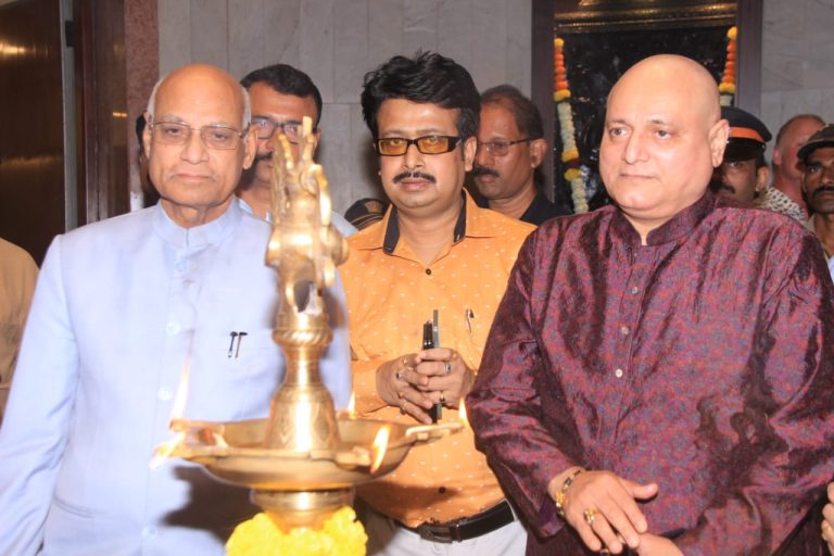 মুম্বাইয়ের জাহাঙ্গীর আট গ্যালারিতে বাঙালি চিত্রশিল্পীর ছবির সমাদর রাজ্যপালের