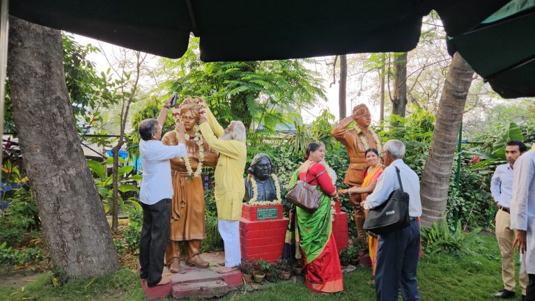 সংবাদ প্রতিখনের বিশেষ সাহিত্য সংখ্যার মোড়ক উন্মোচন ও সমাজের বিশিষ্ট মানুষদের সম্মাননা জ্ঞাপন তৎসহ সংবাদ প্রতিখন প্রকাশনায় বর্ষীয়ান কবি ও লেখক সুমিত দাঁ’র গল্প সংকলন প্রকাশ এবং সংবাদ প্রতিখন আয়োজিত সারা বাংলা অনলাইন আবৃত্তি প্রতিযোগিতার পুরস্কার বিতরণ।