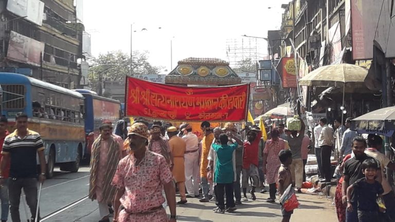 হোলির প্রাক্কালে মুখরাম কানোরিয়া রোডের ‘শ্রী শ্রী ঈশ্বর সত্যনারায়ণজী ও অন্যান্য দেবদেবী’-র মন্দির থেকে এক ধর্মীয় শোভাযাত্রা আয়োজন করা হয়