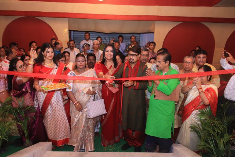 চতুর্থীর সন্ধ্যায় সমরপল্লী সার্বজনীন দুর্গোৎসবের শুভ সূচনা করলেন অনুপম হালদার