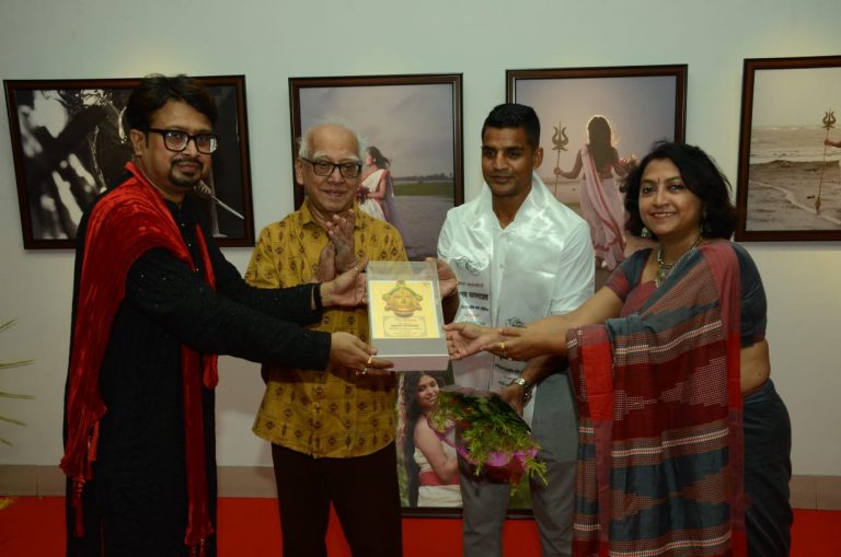 বুধবার অ্যাকাডেমী অব ফাইন আর্টস’-এ অনুপম হালদারের দশম একক আলোকচিত্র প্রদর্শনীতে উপস্থিত ছিলেন প্রাক্তন ভারতীয় ফুটবলার মেহতাব হোসেন