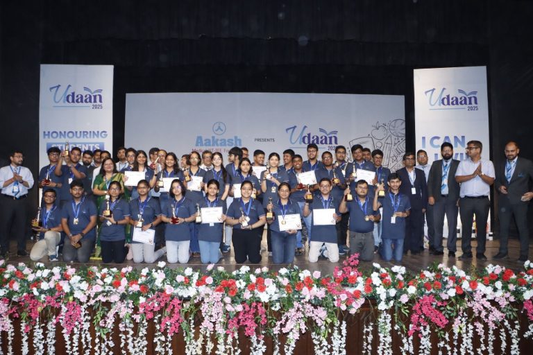 উড়ান ২০২৫ বার্ষিক সম্মাননা অনুষ্ঠান আকাশ ইনস্টিটিউট, কলকাতার উদ্যোগে আয়োজিত হল