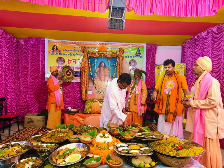 স্বামী প্রনবানন্দ মহারাজের আবির্ভাব বর্ষে ১৩০ নদীর পবিত্র জল দিয়ে মহাভিষেক,আনন্দে ভাসল এলাকা