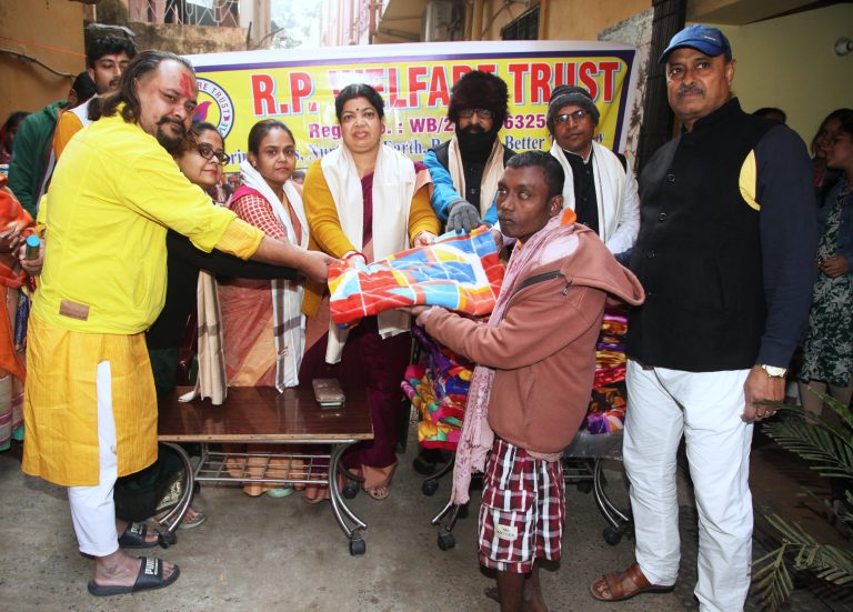 ‘আর পি ওয়েলফেয়ার ট্রাস্ট’ তারাপীঠে দুস্থদের পাশে –