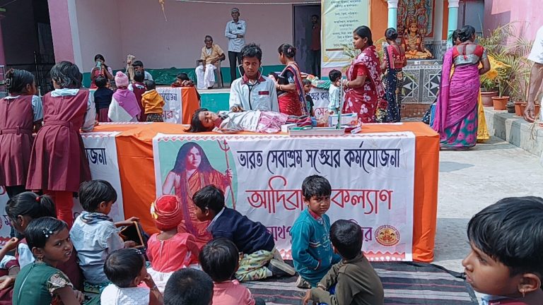 মন্মথপুরে স্বামী প্রণবানন্দজী মহারাজের ১৩১তম আবির্ভাব দিবস উপলক্ষে প্রণবানন্দের বেশে ছাত্রছাত্রীদের বর্ণাঢ্য শোভাযাত্রা