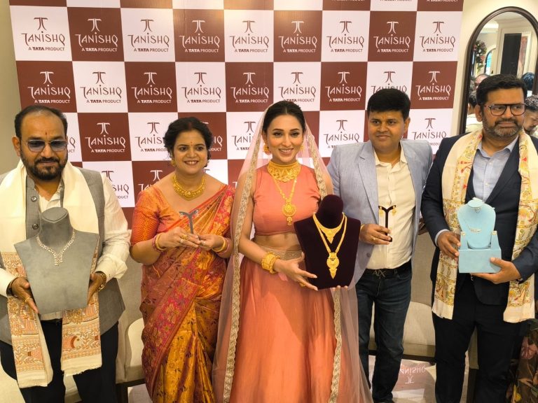 ব্যারাকপুরে তানিশকের নতুন শোরুম উদ্বোধন করলো  অভিনেত্রী মিমি চক্রবর্তী