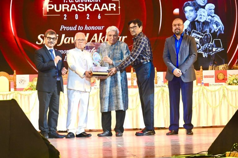 পি.সি. চন্দ্র জুয়েলার্স এর মূল সংস্থা, পি.সি. চন্দ্র গ্রুপ, ভারতীয় সাহিত্য জগতের এক উজ্জ্বল নক্ষত্র শ্রী জাভেদ আখতার কে ৩৩তম পি.সি. চন্দ্র পুরস্কারে সম্মানিত করল