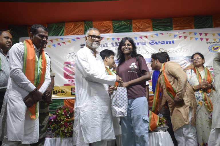 মানবতার স্পর্শে বস্ত্র বিতরণ ও শিক্ষাসামগ্রী প্রদান, কলকাতার কেশব চন্দ্র সেন স্ট্রিটে সমাজসেবা মূলক উদ্যোগ