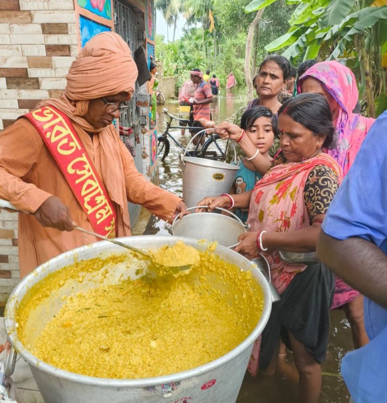 বন্যার্তদের পাশে ভারত সেবাশ্রম সংঘ, মেদিনীপুর থেকে অসম চলছে ত্রাণ ও পুনর্বাসনের কাজ